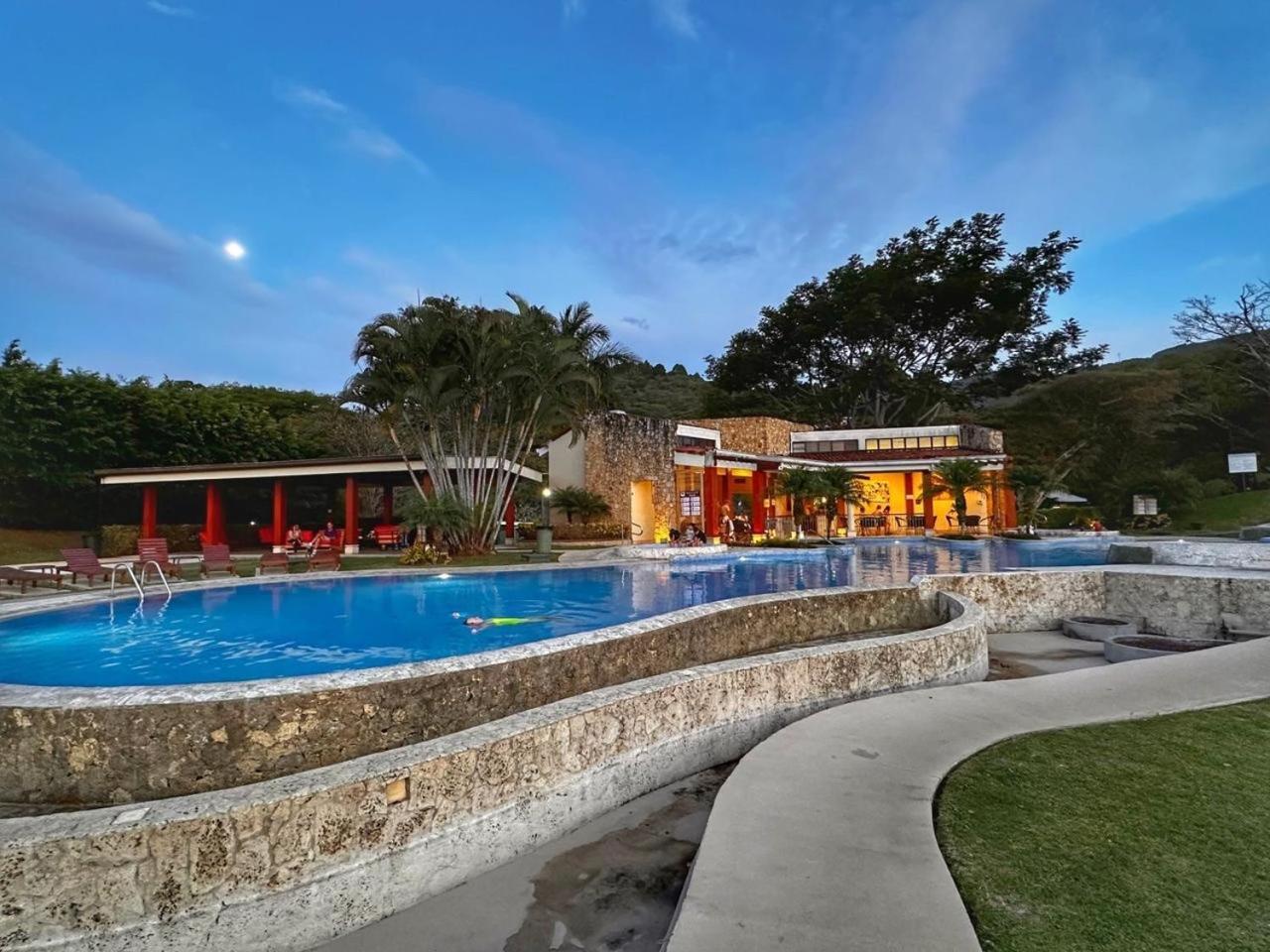 Cr Mariposa Rentals Lakeview Penthouse With Office Space, Pool, Gym, Tennis ซานตาอานา ภายนอก รูปภาพ