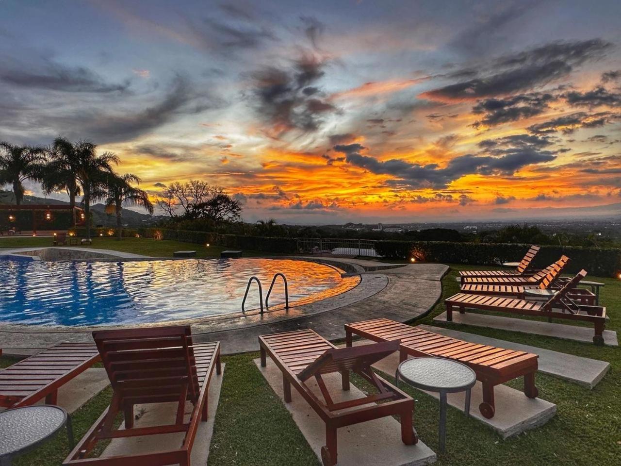Cr Mariposa Rentals Lakeview Penthouse With Office Space, Pool, Gym, Tennis ซานตาอานา ภายนอก รูปภาพ