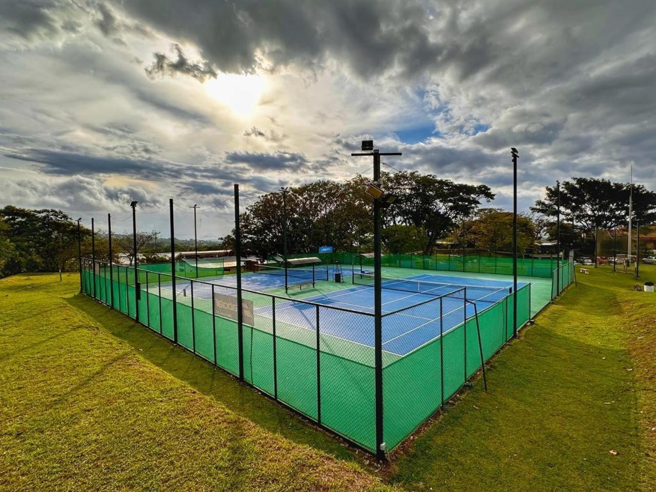 Cr Mariposa Rentals Lakeview Penthouse With Office Space, Pool, Gym, Tennis ซานตาอานา ภายนอก รูปภาพ